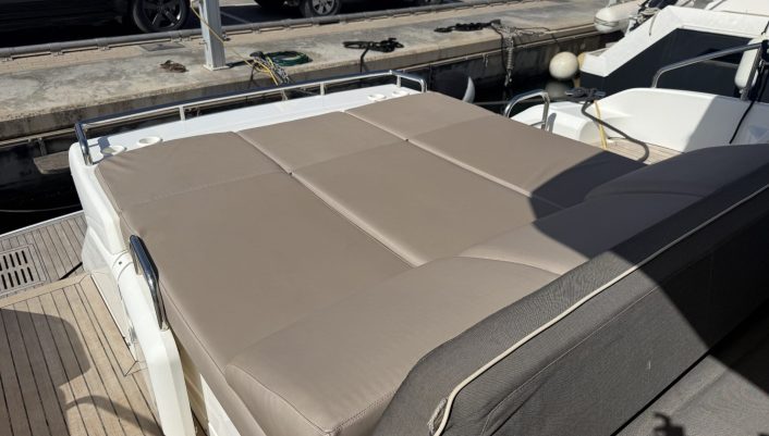 Aft sun bed Targa 48