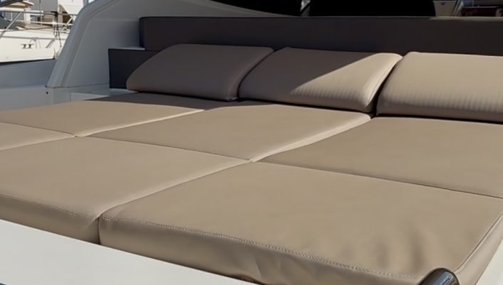 Aft sun bed Targa 48